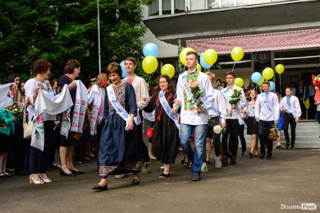 Без пафосу, але з патріотизмом: останній дзвоник у луцькій школі №15. ФОТО