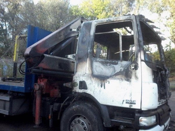 В Дніпрі спалили евакуатор незаконних кіосків. ФОТО