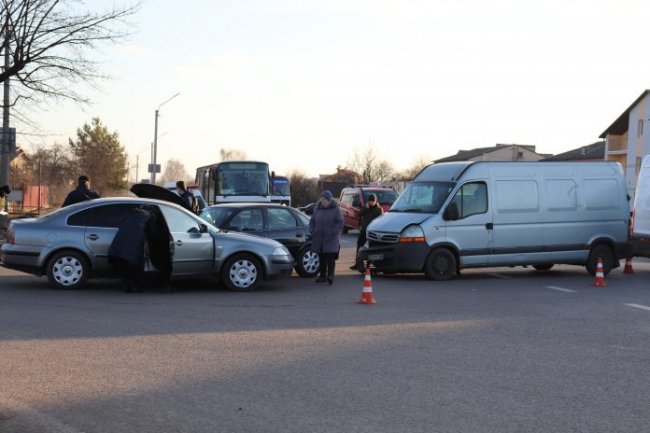 У Нововолинську сталася аварія за участю трьох автівок. ФОТО