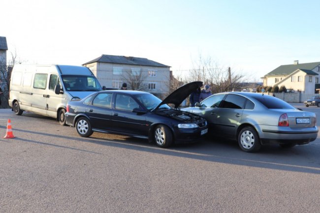 У Нововолинську сталася аварія за участю трьох автівок. ФОТО