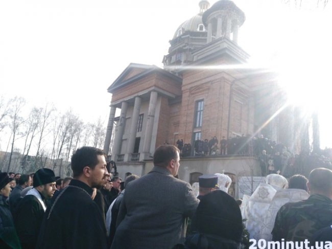 Тисячі людей у Тернополі прийшли попрощатися з братом митрополита Михаїла. ФОТО
