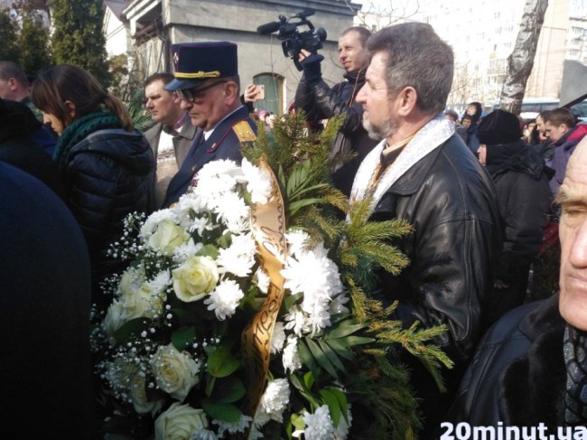 Тисячі людей у Тернополі прийшли попрощатися з братом митрополита Михаїла. ФОТО