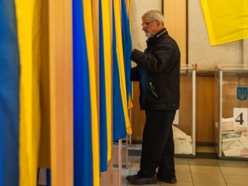 Бракує скриньок та кабінок для голосування: які порушення фіксують на виборчих дільницях на Волині