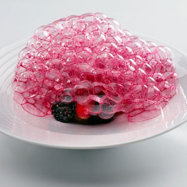 Страва: «Червоні плоди з саду». Ресторан Mugaritz (Рентерія, Іспанія). Фото: Mugаritz. Шеф-кухареві ресторану Mugaritz Андоні Луісу Адурісу знадобилося кілька років експериментів, щоб створити цю бульбашкову гору з соковитих ягід і буряка