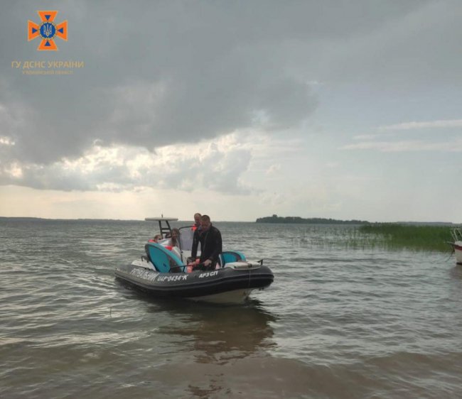 Кликали на допомогу: на Світязі шквальний вітер відніс людей на середину озера