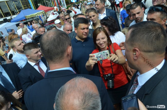 Щастя молодим та селфі-бум: як Гройсман гуляв центром Луцька. ФОТО