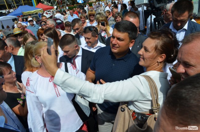 Щастя молодим та селфі-бум: як Гройсман гуляв центром Луцька. ФОТО