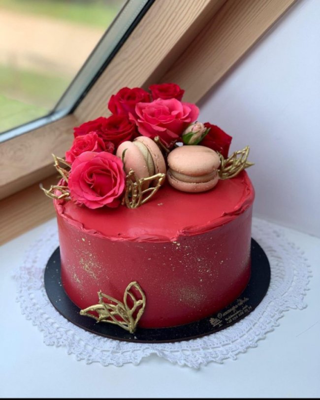 Волинянка випікає солодкі шедеври за допомогою різноманітних технік. ФОТО