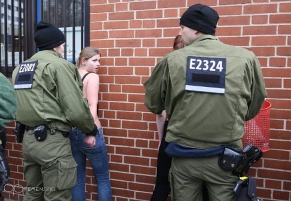 FEMEN влаштували антифашистський мітинг у Берліні. ФОТО