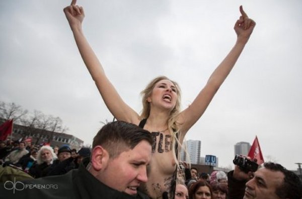 FEMEN влаштували антифашистський мітинг у Берліні. ФОТО