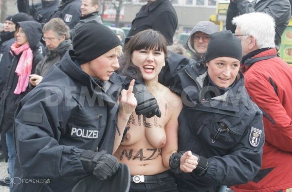 FEMEN влаштували антифашистський мітинг у Берліні. ФОТО