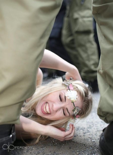 FEMEN влаштували антифашистський мітинг у Берліні. ФОТО