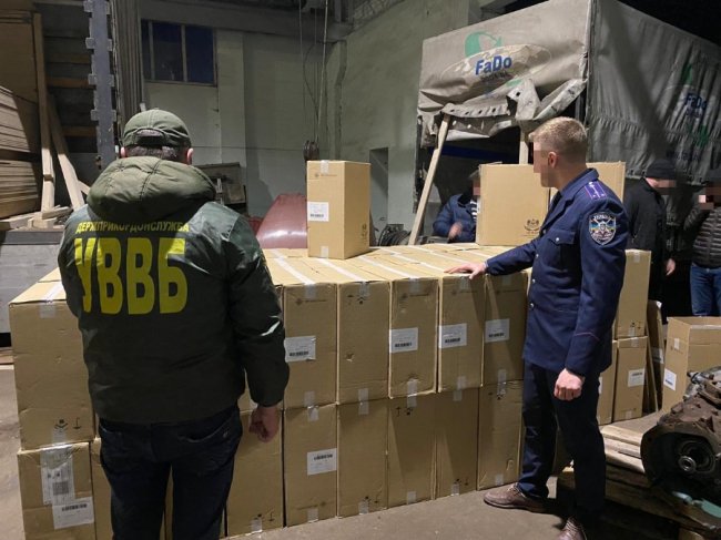На Волині іноземець хотів провезти велику партію контрабандних цигарок на 5 мільйонів. ВІДЕО. ФОТО 