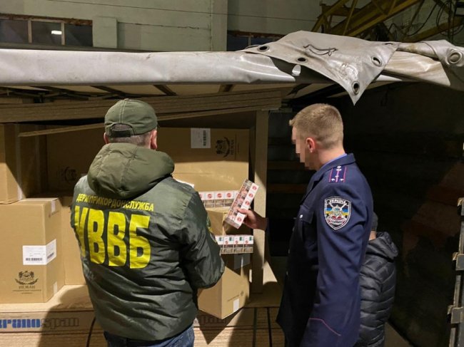 На Волині іноземець хотів провезти велику партію контрабандних цигарок на 5 мільйонів. ВІДЕО. ФОТО 