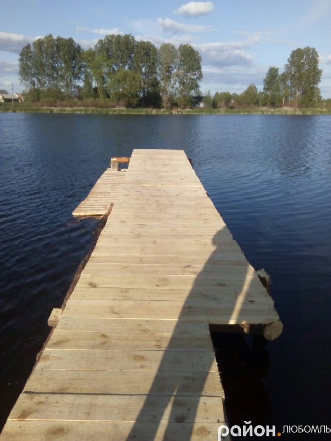 Жителі волинського села власноруч відремонтували місток на озері. ФОТО