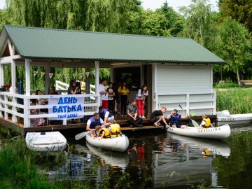 У луцькому парку в День батька влаштували унікальні перегони на човнах. ФОТО