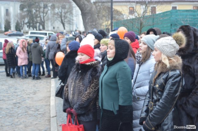 Площа перед замком у Луцьку стала помаранчевою. ФОТО