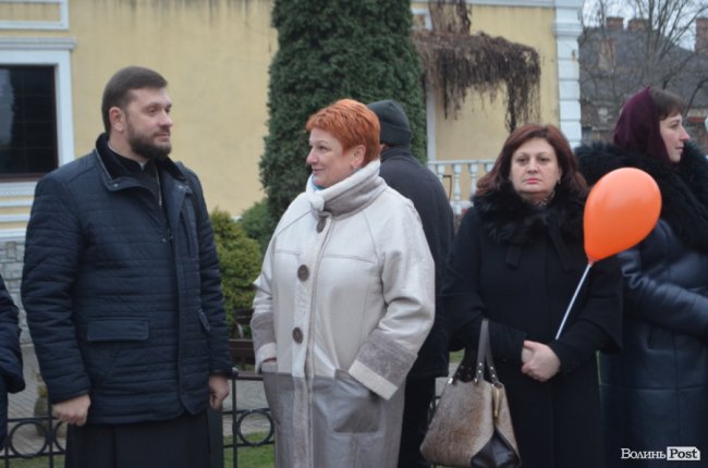 Площа перед замком у Луцьку стала помаранчевою. ФОТО