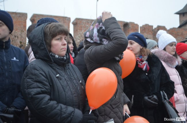 Площа перед замком у Луцьку стала помаранчевою. ФОТО