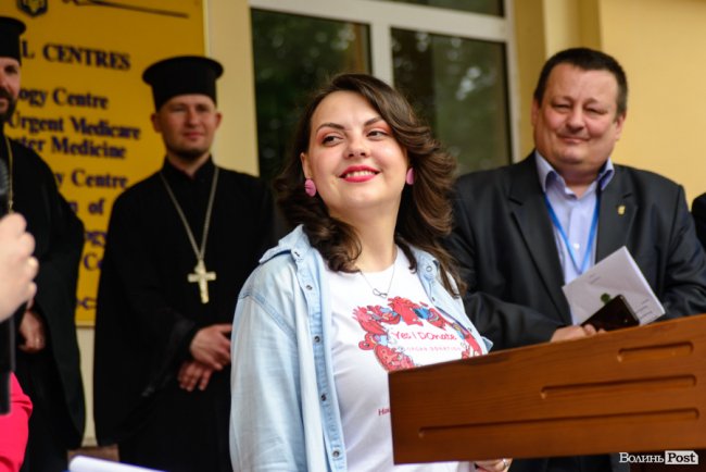 Люди з пересадженими органами посадили біля лікарні у Луцьку Алею життя. ФОТО