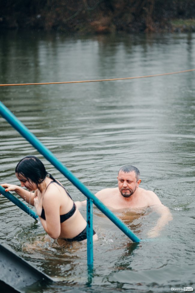 Водохреще у Луцьку: освячення води в річці Стир та занурення лучан. ФОТОРЕПОРТАЖ