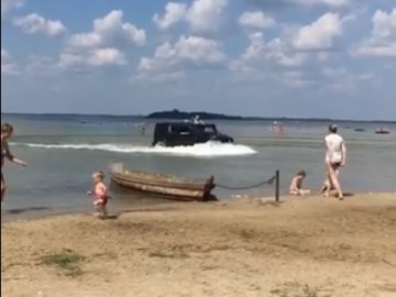 Мажори на джипі проїхалися озером Світязь