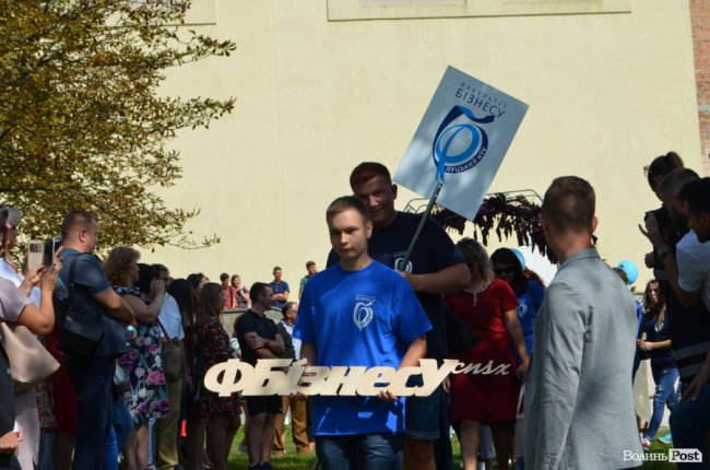 Танець від ректора і завдання від губернатора: як у луцькому «політесі» першачків зустрічали. ФОТО