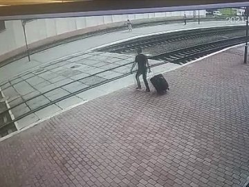 Із вокзалу на Волині чоловік поцупив валізу та продав з неї речі 