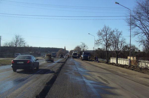 Водіїв, що рухаються трасою «Доманове-Ковель-Чернівці-Тереблече», просять не наїжджати на свіжий асфальт