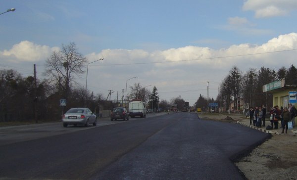 Водіїв, що рухаються трасою «Доманове-Ковель-Чернівці-Тереблече», просять не наїжджати на свіжий асфальт