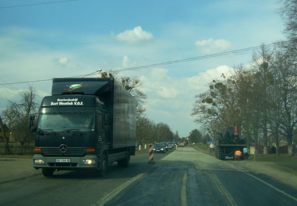 Водіїв, що рухаються трасою «Доманове-Ковель-Чернівці-Тереблече», просять не наїжджати на свіжий асфальт