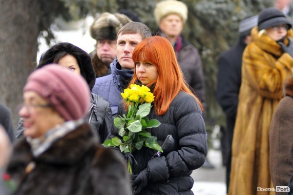 Фото прощання з міським головою Луцька Миколою Романюком