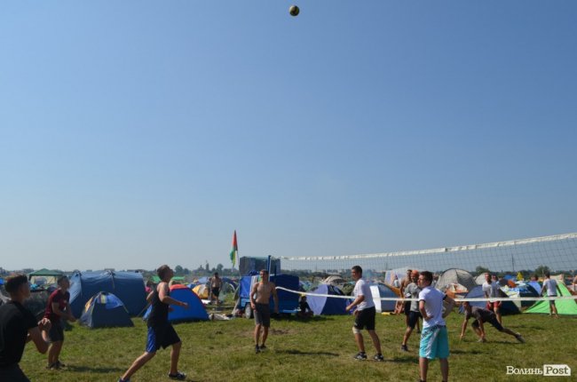 Спека в наметах і аншлаг у зоні купання: як фестивалить «Бандерштат». ФОТО