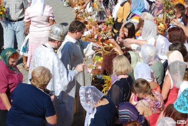 Як у Луцьку святили яблука та мед. ФОТО