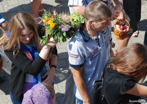 Як у Луцьку святили яблука та мед. ФОТО