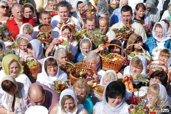 Як у Луцьку святили яблука та мед. ФОТО