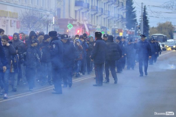 Футбольні фани у Луцьку влаштували марш. ВІДЕО
