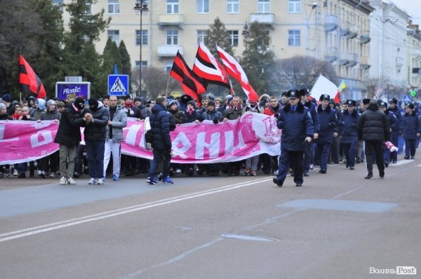 Футбольні фани у Луцьку влаштували марш. ВІДЕО