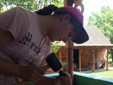 (Не) жіноче ремесло: як дівчина з Волині займається різьбленням по дереву