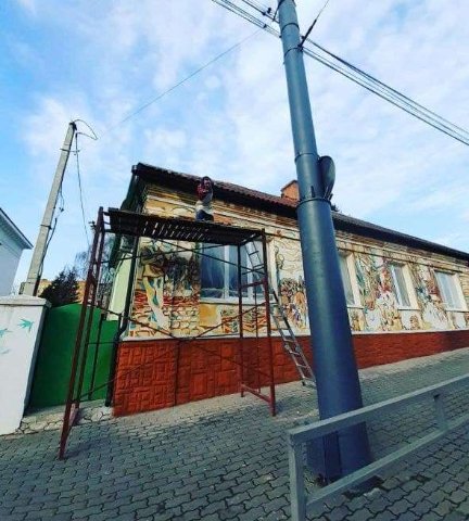 У Луцьку на Богдана Хмельницького креативно розмалювали старий будинок. ФОТО