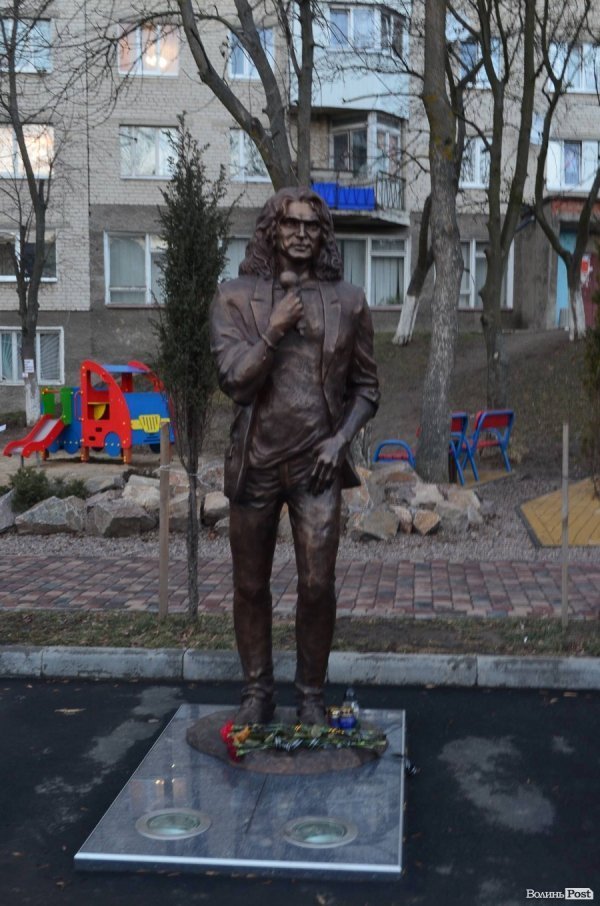 До монумента Кузьми Скрябіна лучани несуть квіти. ФОТО