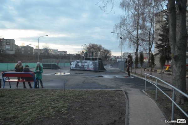 До монумента Кузьми Скрябіна лучани несуть квіти. ФОТО