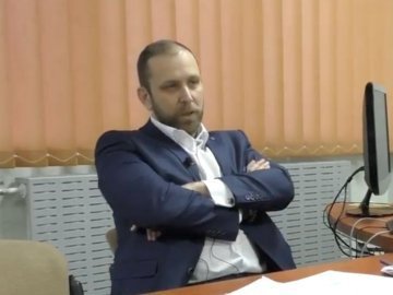 Луцький митник пояснив статки та дорогі автівки