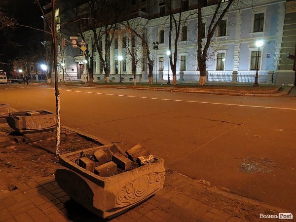 Інститутська: у клумбі - бруківка