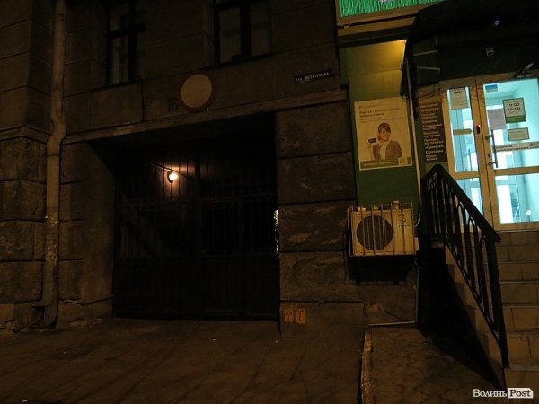 у цих воротах ховалися при втечі від правоохоронців