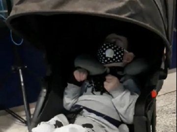 Важкохворого хлопчика з Волині не пустили на літак через те, що в нього – зашитий животик: мама дитини потребує допомоги