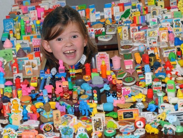  Семирічна Ханна Уолкер (Hannah Walker) володіє колекцією гумок, подарованих її тітці, яка живе в Гемпширі, Великобританія, загальною вартістю 2000 фунтів стерлінгів. Фото: Mike Walker / REX