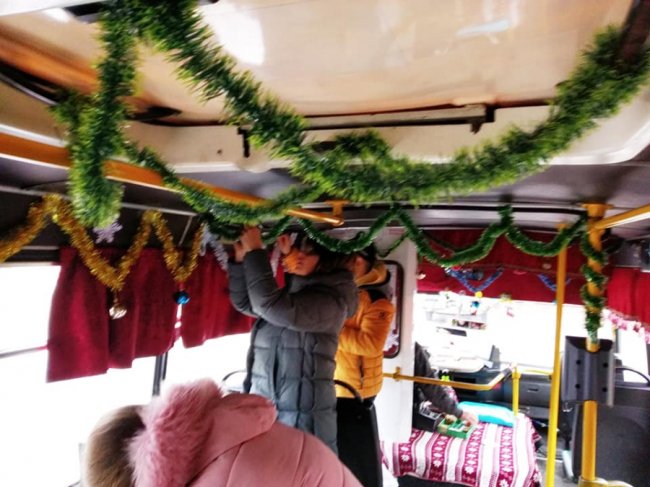 У Луцьку святково прикрасили маршрутку. ФОТО 