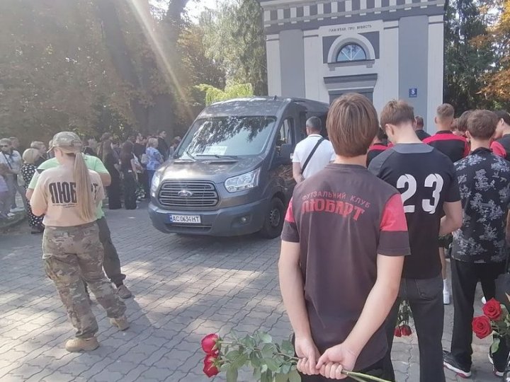 У Луцьку прощаються із 14-річним школярем, який загинув у ДТП на Соборності