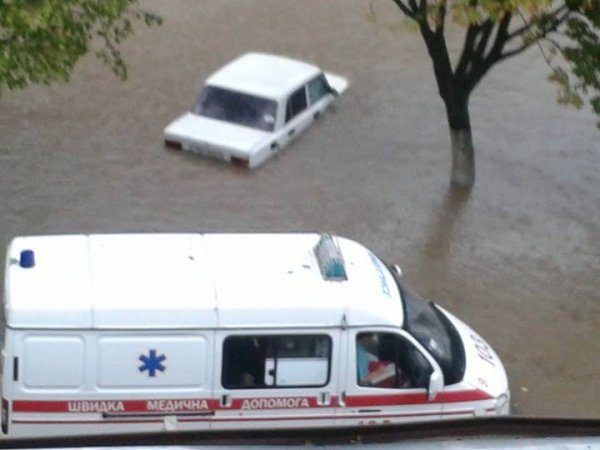 проспект Відродження поблизу міської лікарні